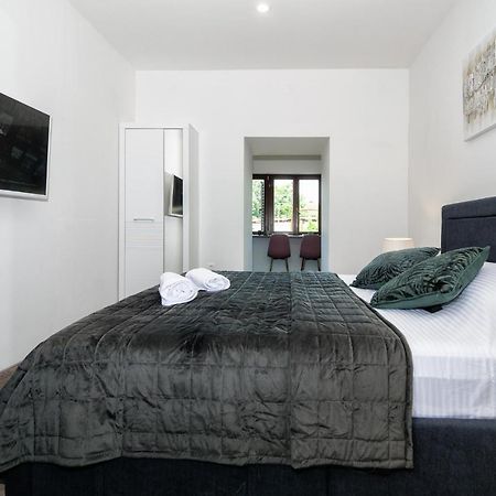 Arena Delight Studio Apartments Pula Extérieur photo